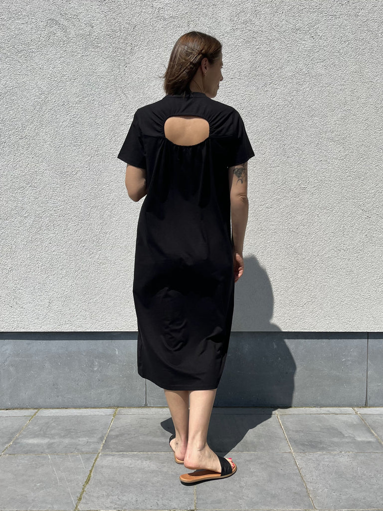 KAlucy jersey dress black deep kaffe lange jurk t-shirtstof korte mouwen cut out open rug zwart