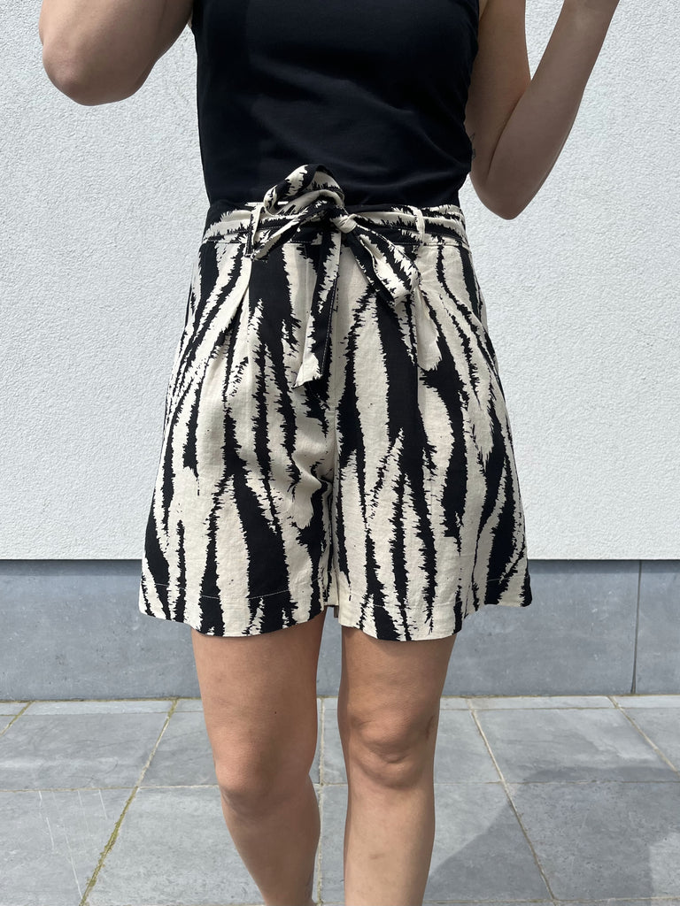 JDYpalermo hw wide shorts wvn tapioca black zebra losvallende short hoge taille zwart ecru beige print