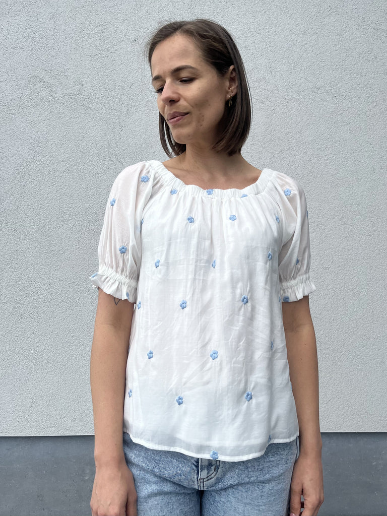 FQstream blouse brilliant white chambray blue off shoulder top korte mouwen wit lichtblauw bloemmotief freequent