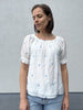 FQstream blouse brilliant white chambray blue off shoulder top korte mouwen wit lichtblauw bloemmotief freequent