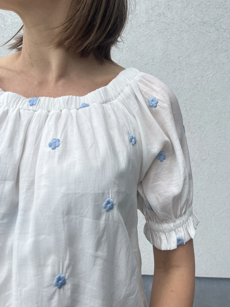 FQstream blouse brilliant white chambray blue off shoulder top korte mouwen wit lichtblauw bloemmotief freequent