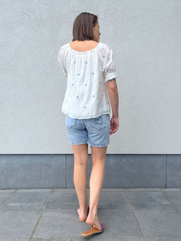 FQstream blouse brilliant white chambray blue off shoulder top korte mouwen wit lichtblauw bloemmotief freequent