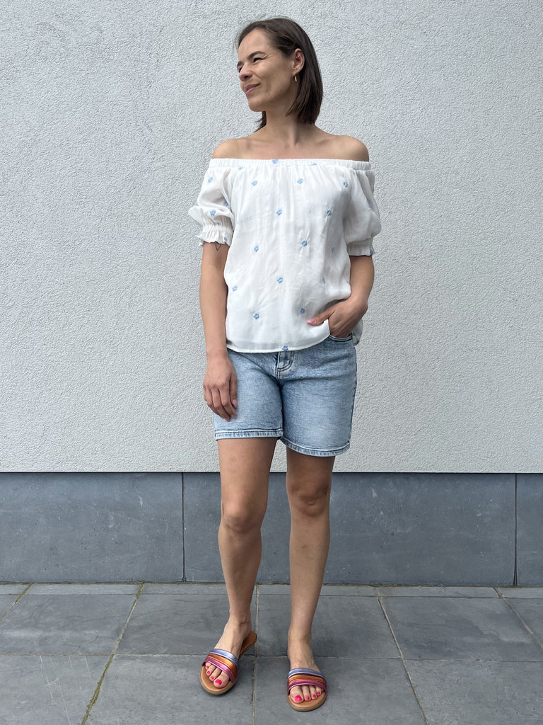 FQstream blouse brilliant white chambray blue off shoulder top korte mouwen wit lichtblauw bloemmotief freequent