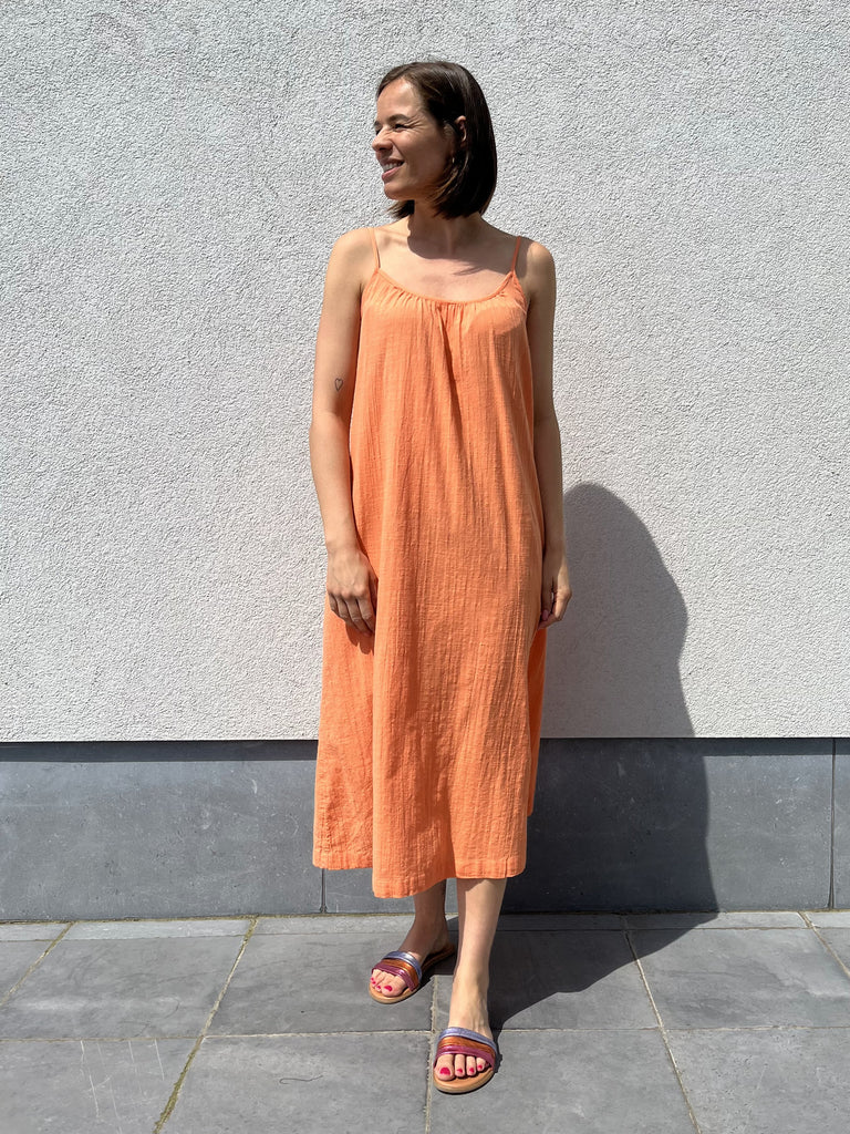 KApauline strap dress melon lange mouwloze losvallende jurk kaffe koraal oranje roze