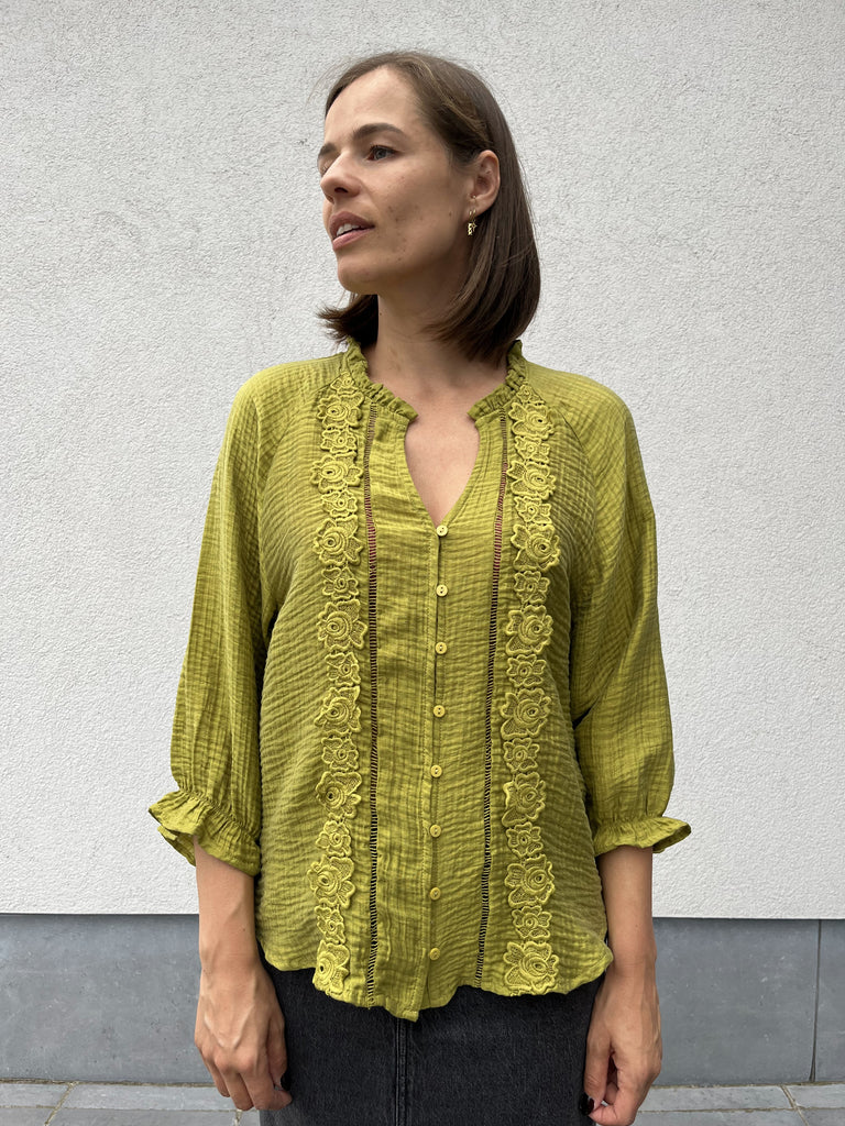 FQnora blouse oasis freequent losvallende blouse v-hals knopen pofmouwen mosterdgroen