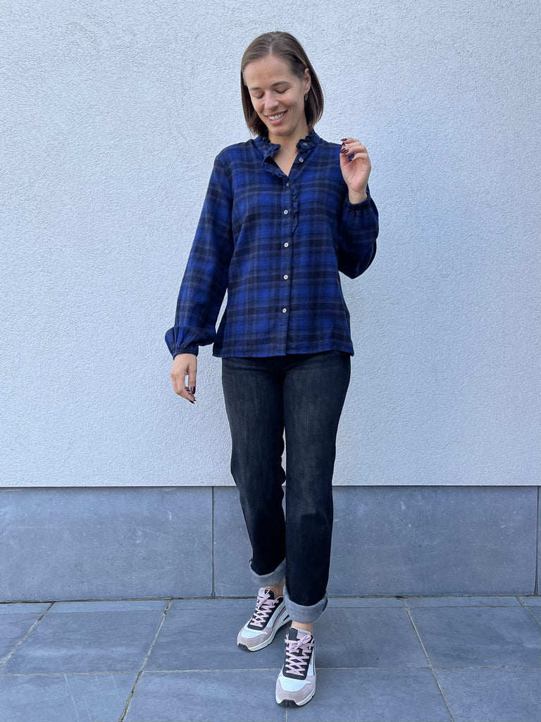 PZkatelyn frill shirt clemantis blue check blouse hemd zacht knoopjes opstaand kraagje donkerblauw zwart