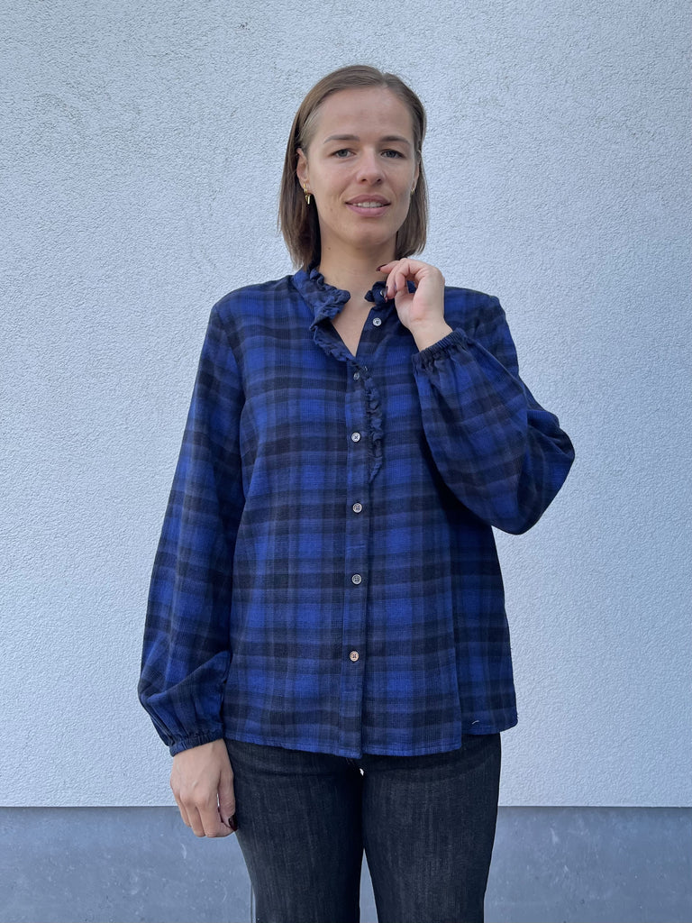 PZkatelyn frill shirt clemantis blue check blouse hemd zacht knoopjes opstaand kraagje donkerblauw zwart