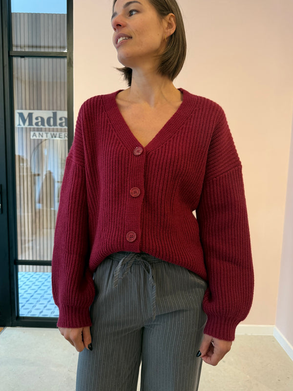 cardigan rebekah lofty manner vest knopen v-hals donkerrood bordeaux zacht