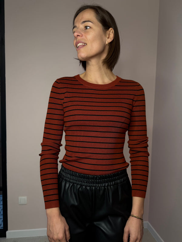 Ydence knitted top devina black brick aansluitende top lange mouwen ronde hals brick zwart gestreept