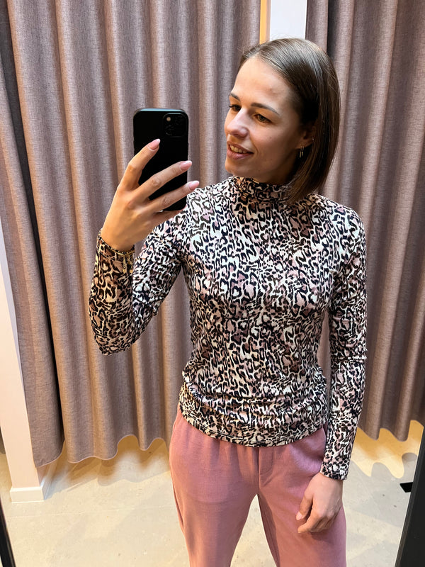 IHnava ls5 Brown Leopard aop ichi top lange mouwen rolkraag leopard bruin roze print