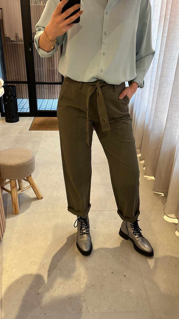 FQpachino pants deep lichen green losvallende broek chino enkellengte kaki freequent afneembare riem