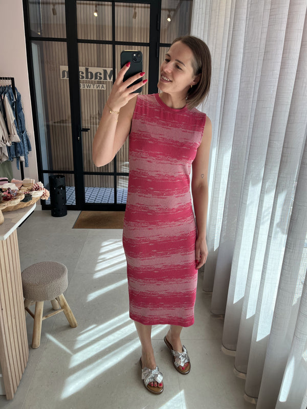 IHodela dr2 ichi aansluitende elastische jurk mouwloze ronde hals roze bright rose