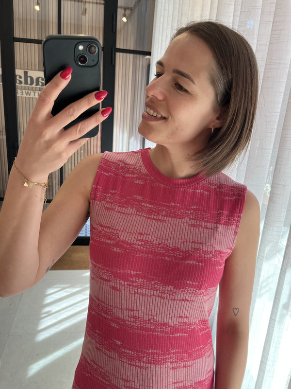 IHodela dr2 ichi aansluitende elastische jurk mouwloze ronde hals roze bright rose