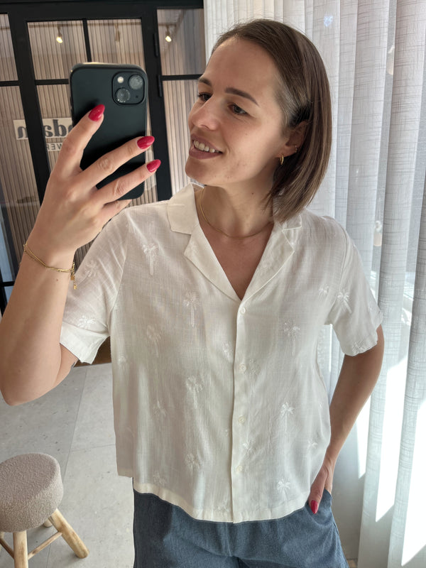 IHpalmie sh cloud dancer ichi blouse korte mouwen knoopjes v-hals wit palmbomen print