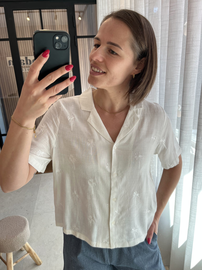IHpalmie sh cloud dancer ichi blouse korte mouwen knoopjes v-hals wit palmbomen print