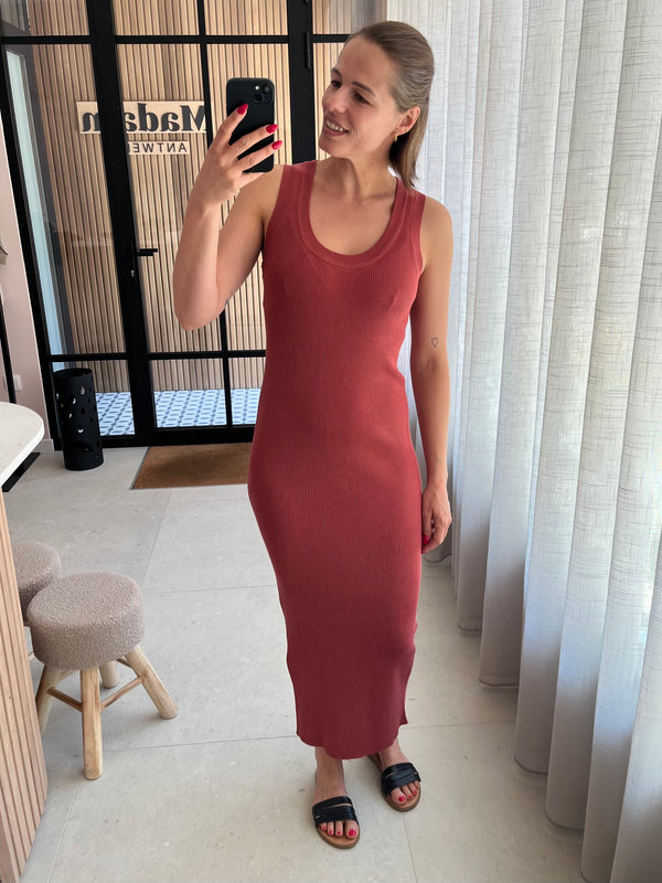 Ydence knitted dress ariel brick red lange mouwloze jurk steenrood