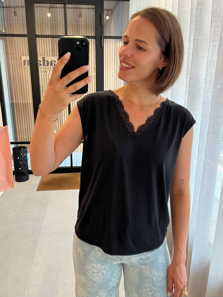 PCKAMALA LACE V-NECK TEE JRS NOOS BC black pieces t-shirt v-hals kapmouwen kant zwart