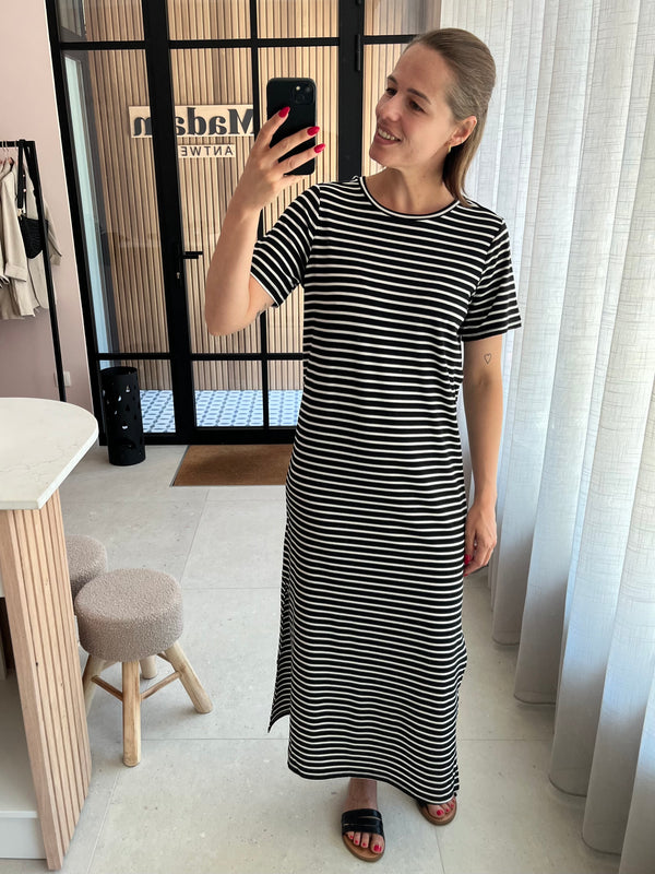fqzia dress freequent zwart wit lange rechte jurk korte mouwen gestreept