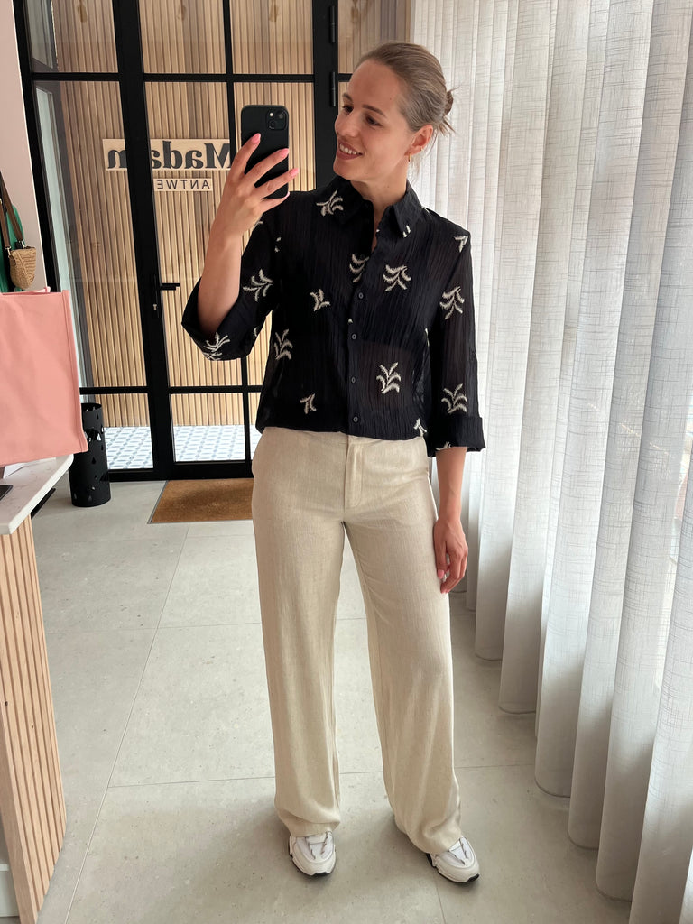 JDYTHEO 7/8 EMBROIDERY SHIRT WVN Black SANDSHELL EMBROIDERY losvallende blouse doorzichtig 3/4e mouwen zwart beige print