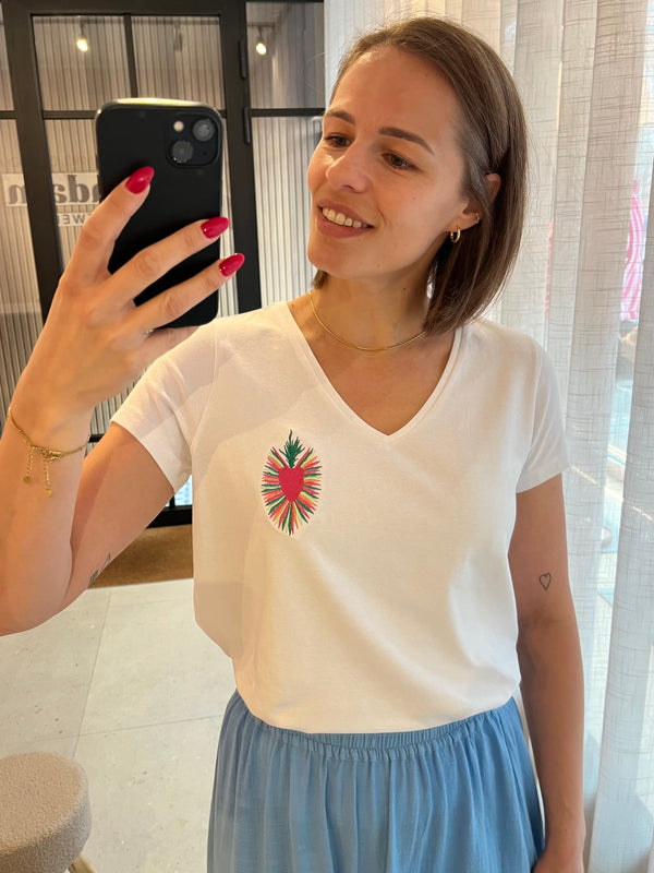 PCtilly ss v-neck emb t-shirt jrs fc bright white big heart pieces t-shirt wit v-hals korte mouwen borst kleurrijk