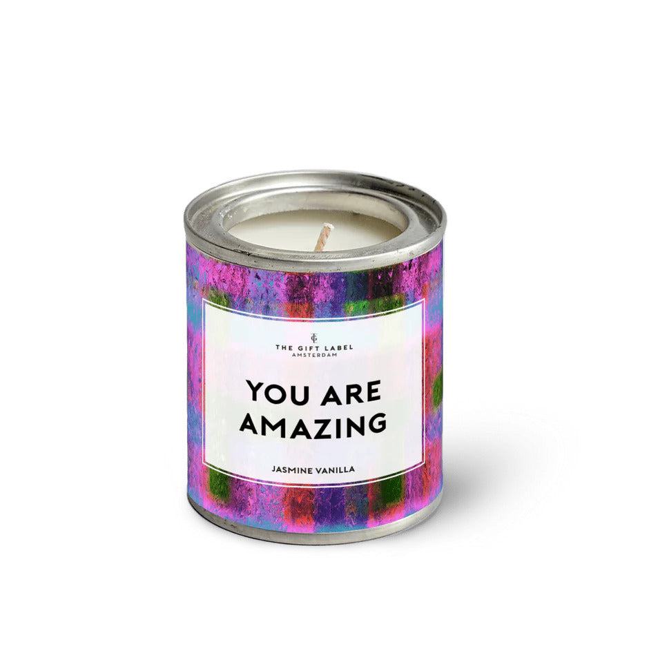 The gift label geurkaars in blik klein you are amazing jasmine vanilla fris katoen 