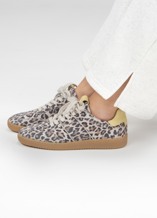 Poona sneaker leopard met trendkleur butteryellow dwars dwrs