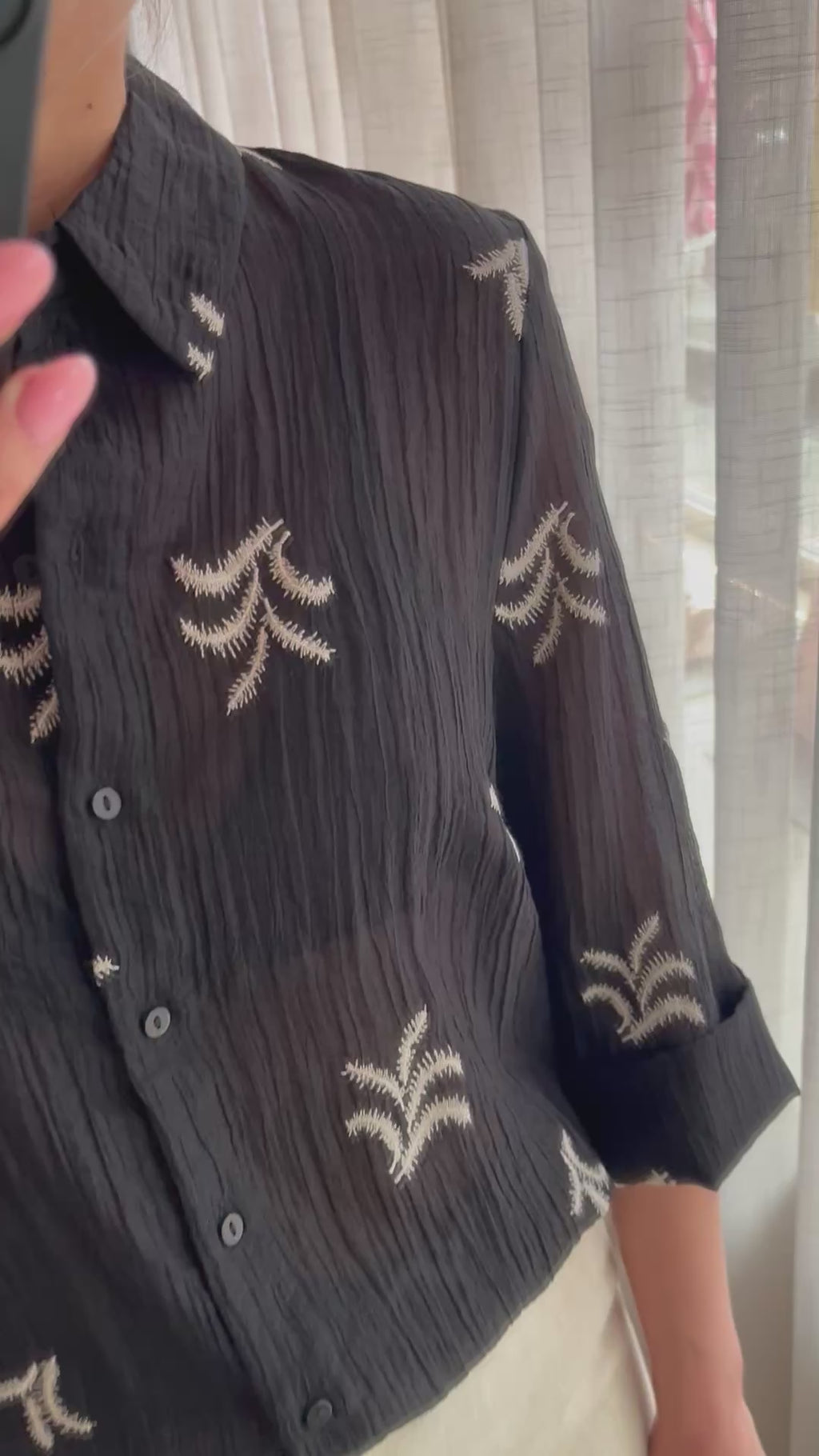JDYTHEO 7/8 EMBROIDERY SHIRT WVN Black SANDSHELL EMBROIDERY losvallende blouse doorzichtig 3/4e mouwen zwart beige print