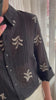 JDYTHEO 7/8 EMBROIDERY SHIRT WVN Black SANDSHELL EMBROIDERY losvallende blouse doorzichtig 3/4e mouwen zwart beige print